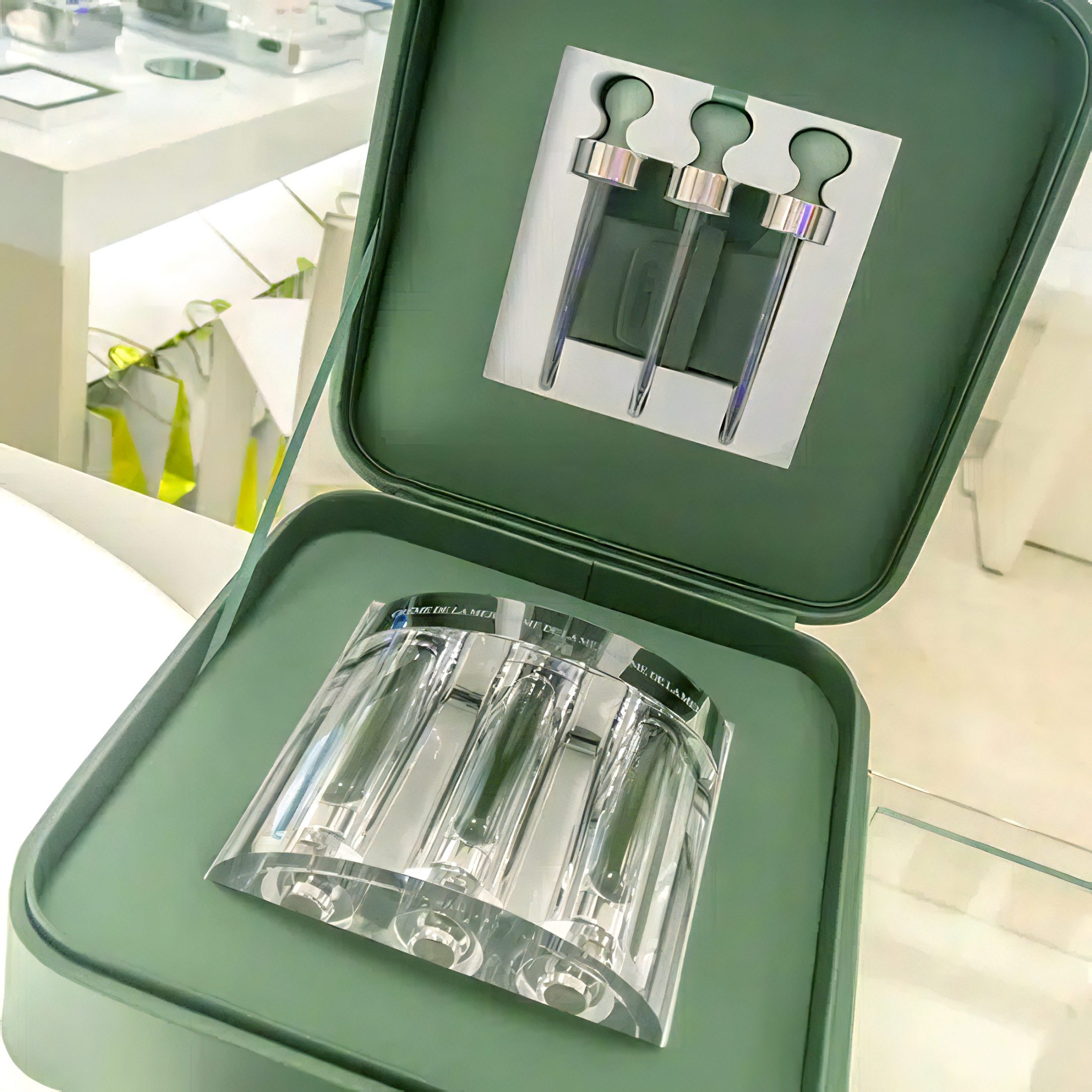 Creme de la Mer The Essence1 600x600.jpg scaled 1